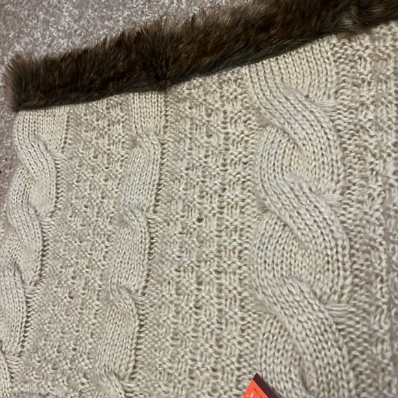 Evelyn K faux fur trimmed cable knit cowl NWT no flaws beige with brown faux fur - Picture 7 of 11